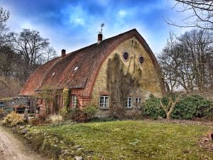 Why looking so sad, old house?